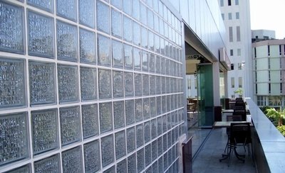 Dış cephede cam tuğla duvar uygulaması
